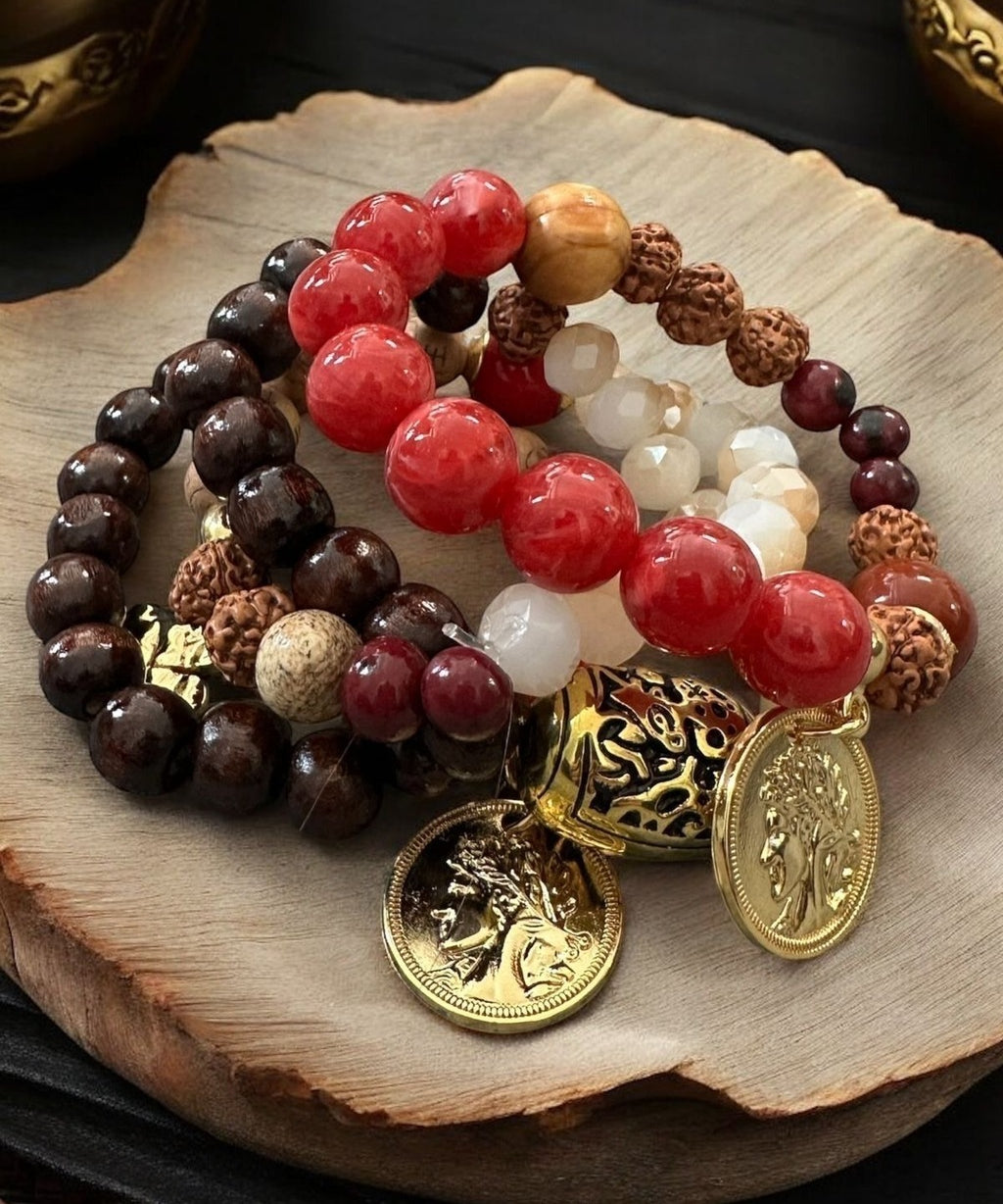 Pulseira Mohan com contas vermelhas, brancas e escuras e pingentes dourados