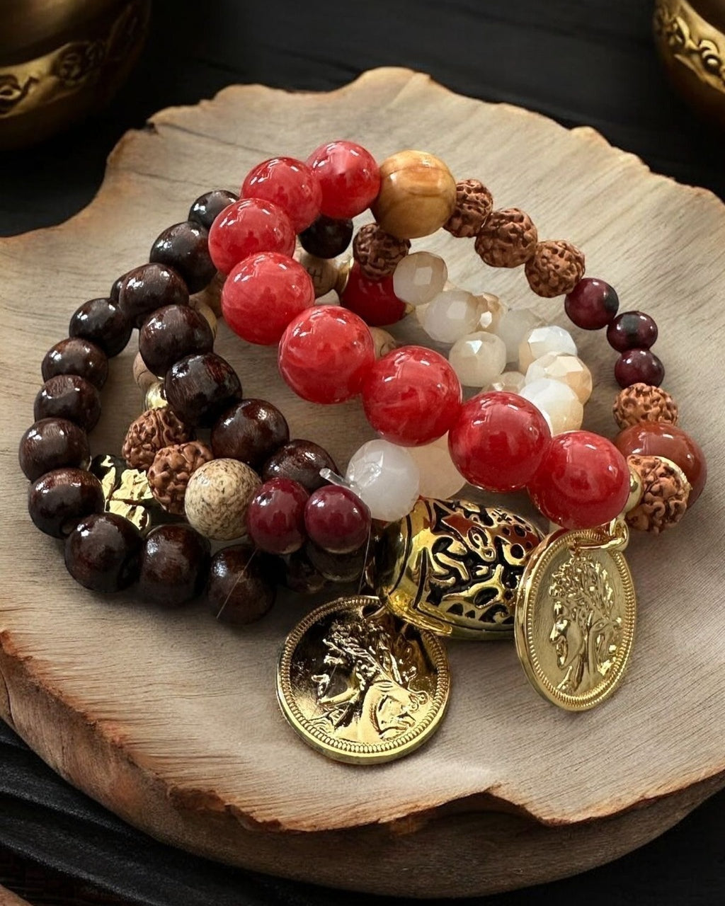 Pulseira Mohan com contas vermelhas, brancas e escuras e pingentes dourados