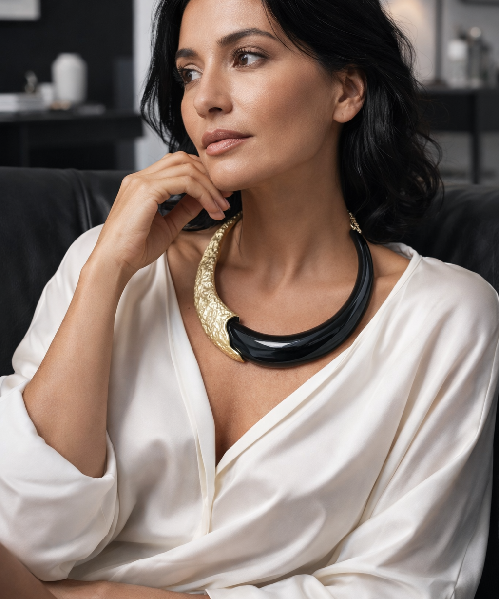 Colar Vania com choker preto e aro dourado texturizado, preso ao pescoço