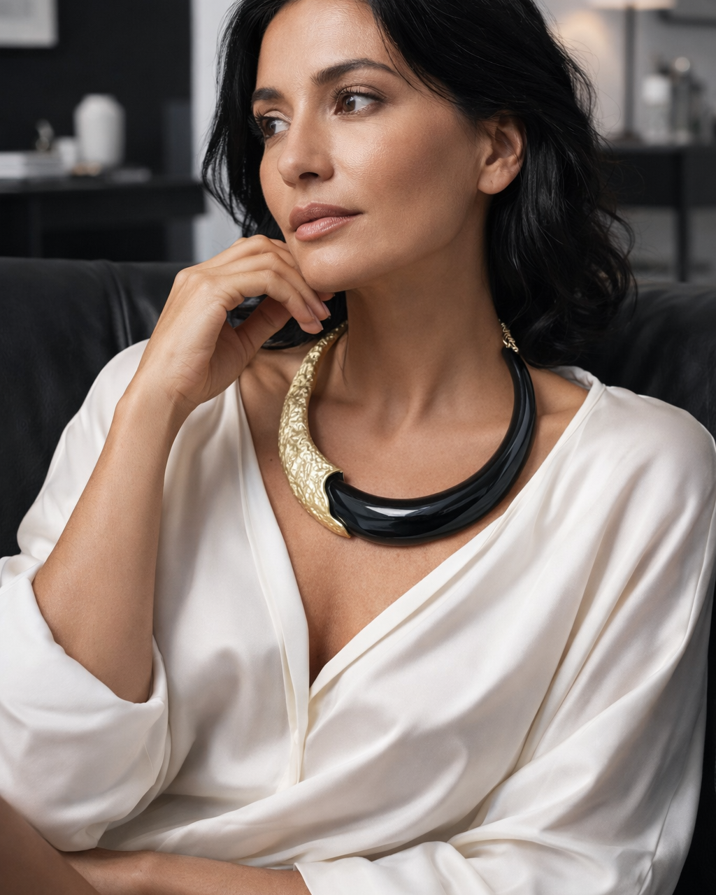 Colar Vania com choker preto e aro dourado texturizado, preso ao pescoço