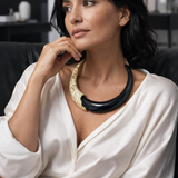 Colar Vania com choker preto e aro dourado texturizado, preso ao pescoço