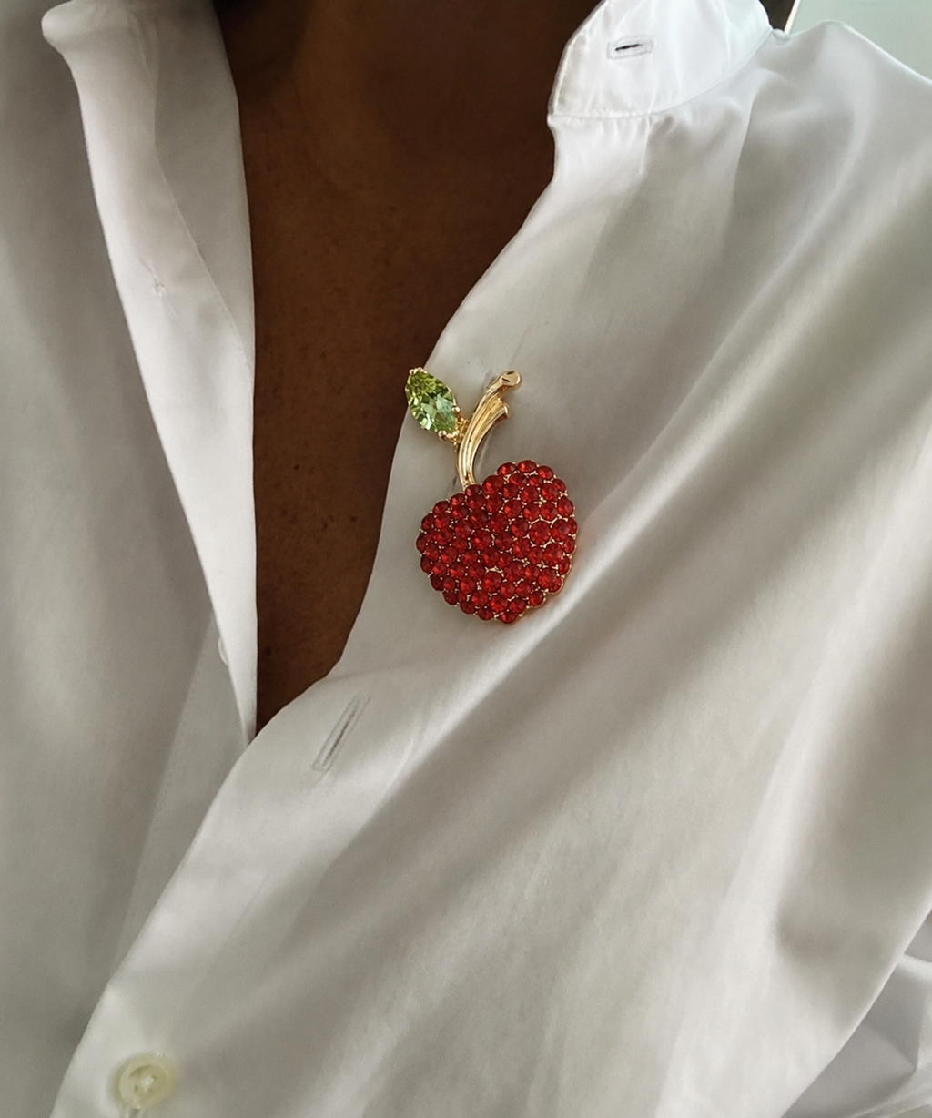 Broche de cereja em strass vermelhos com folha verde e haste dourada