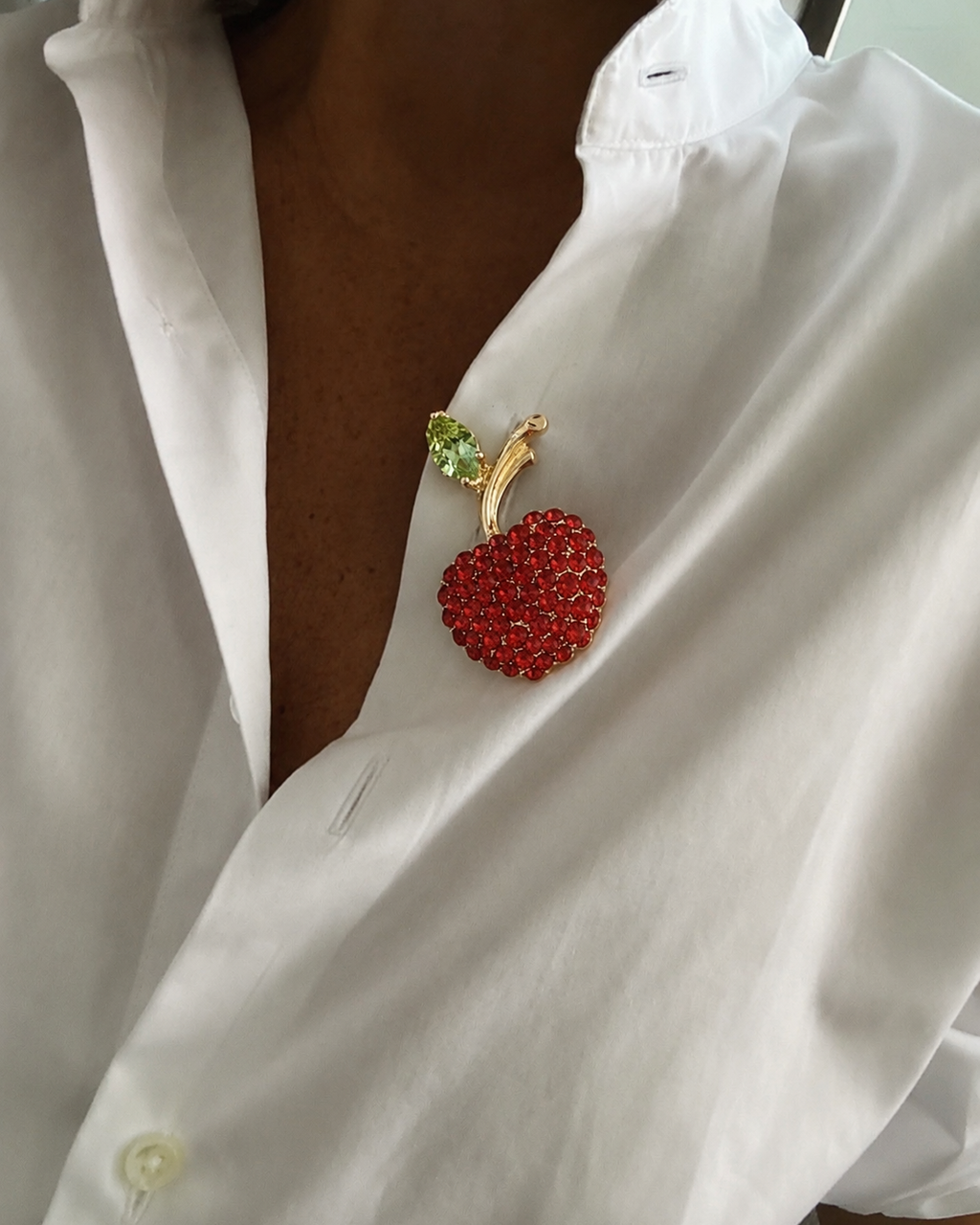 Broche de cereja em strass vermelhos com folha verde e haste dourada