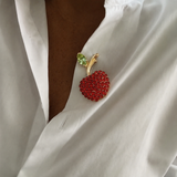 Broche de cereja em strass vermelhos com folha verde e haste dourada
