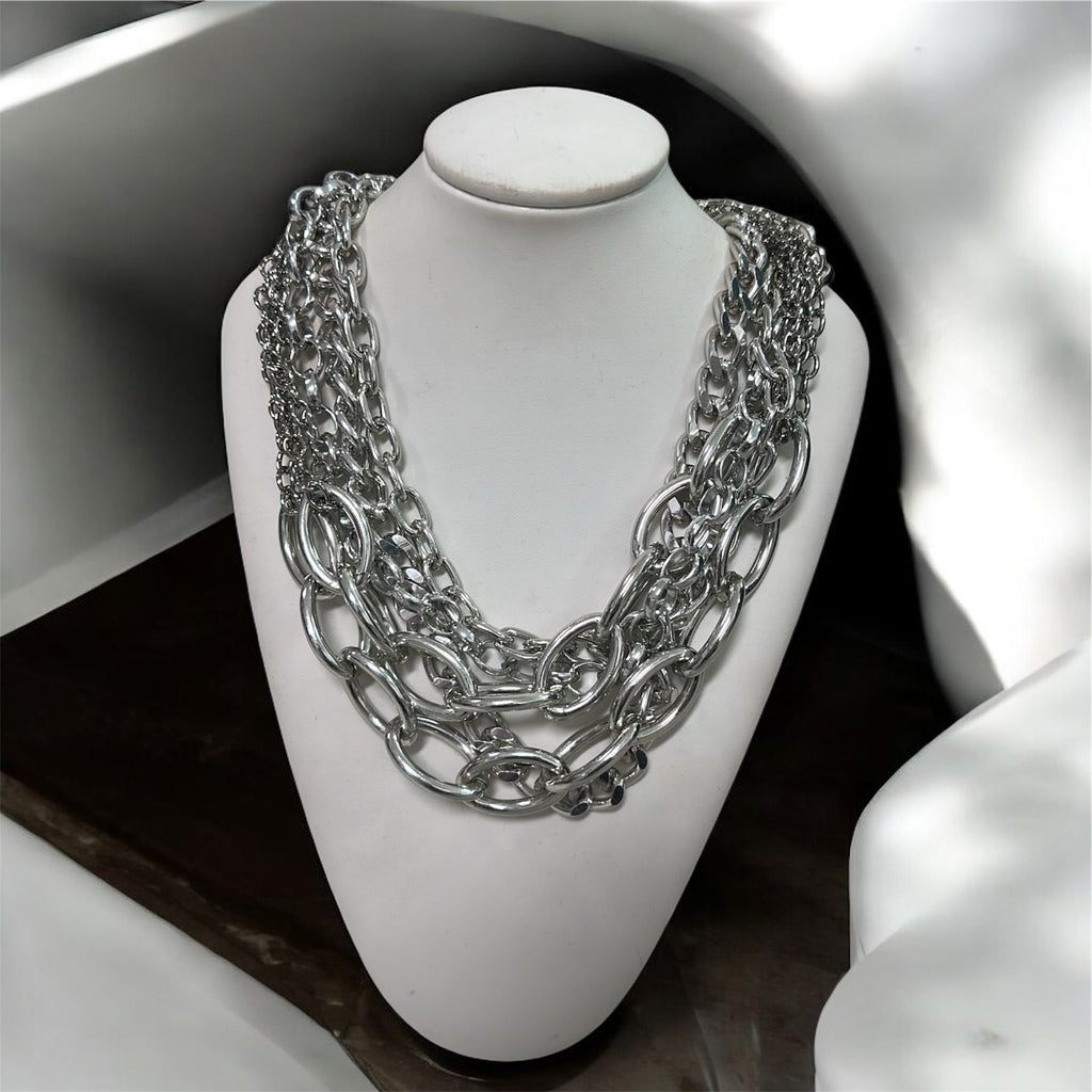 Colar prateado de correntes com elos grandes e fechador oval