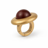 Anel dourado com cúpula oval marrom na parte superior