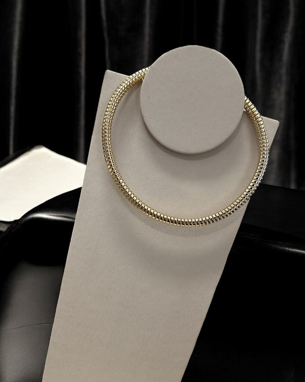 Colar slim dourado em corrente com pingente redondo liso