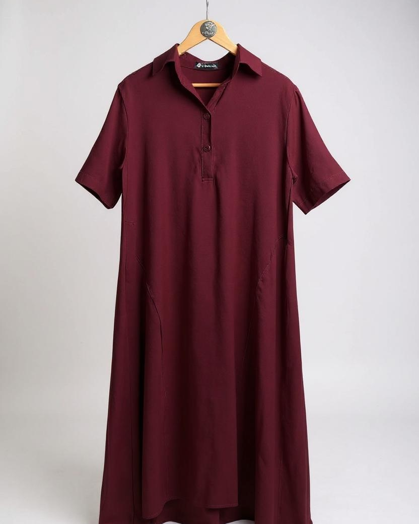 Vestido Fran bordô de manga curta, gola polo e fechamento por botões frontais
