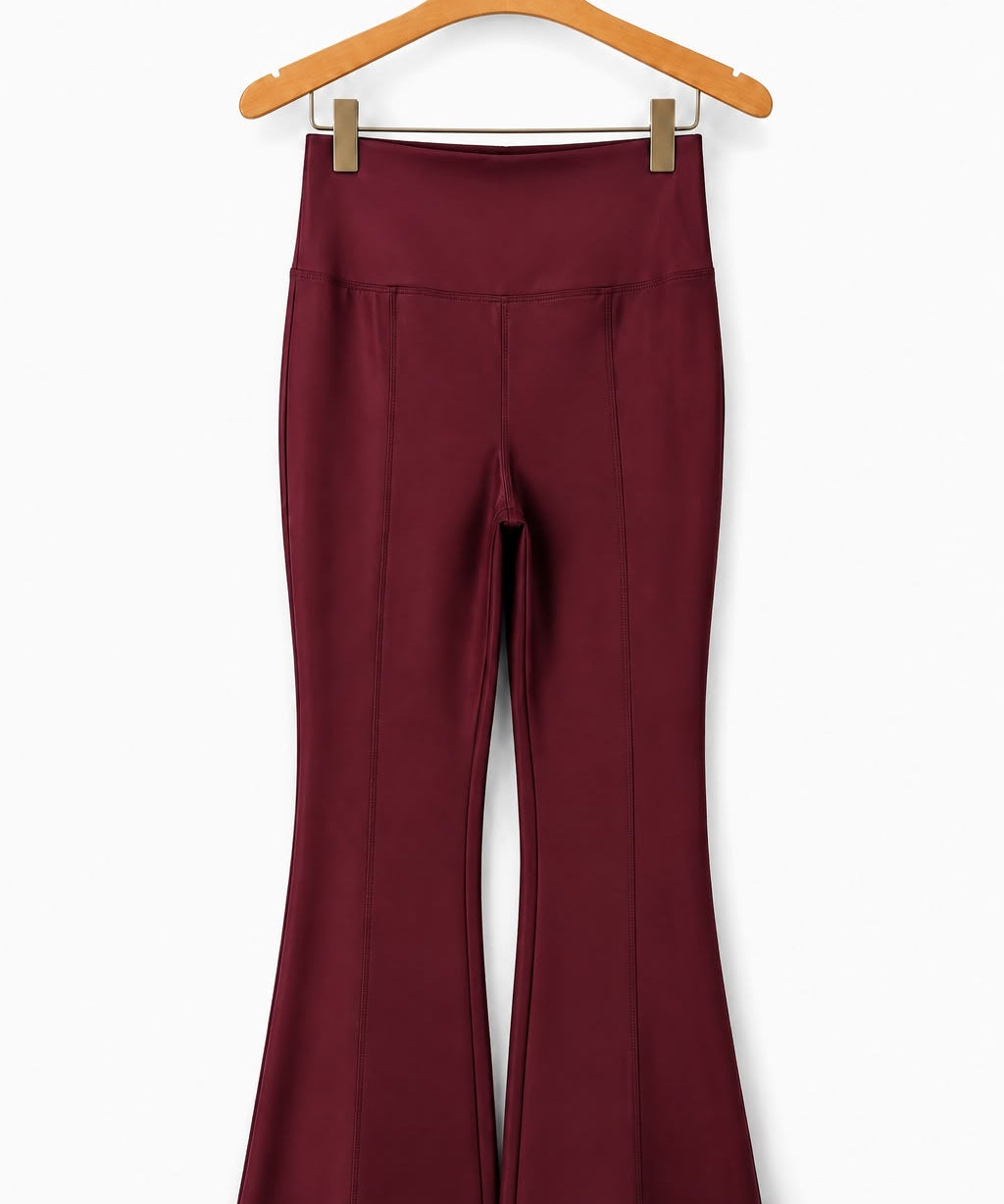 Calça flare vinho plus, cintura alta, abertura frontal discreta na barra