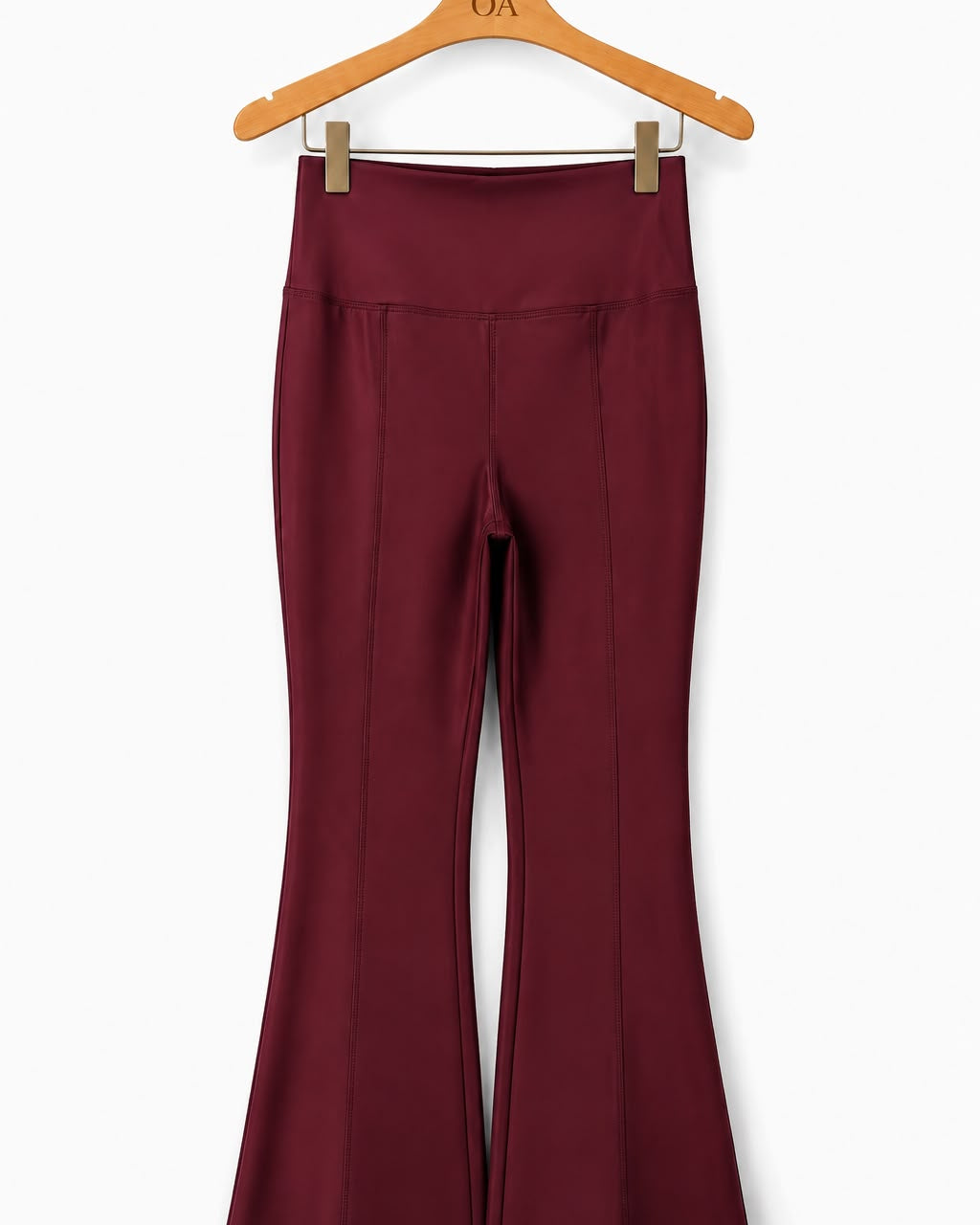 Calça flare vinho plus, cintura alta, abertura frontal discreta na barra