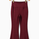 Calça flare vinho plus, cintura alta, abertura frontal discreta na barra
