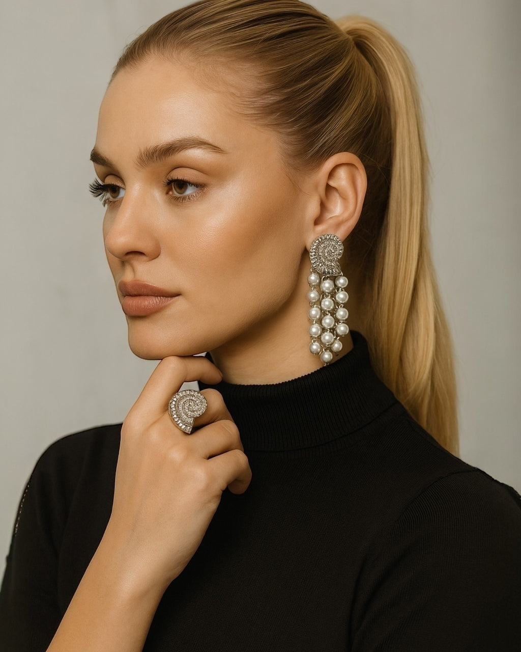 Anel prateado com topo circular de strass e gotas de pérolas