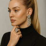 Anel prateado com topo circular de strass e gotas de pérolas