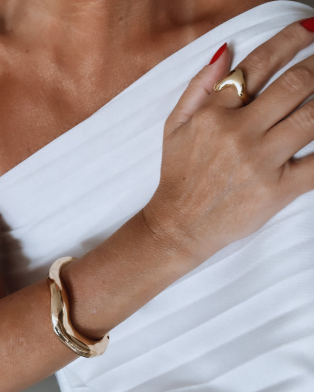 Bracelete dourado ondulado com abertura, vista no pulso