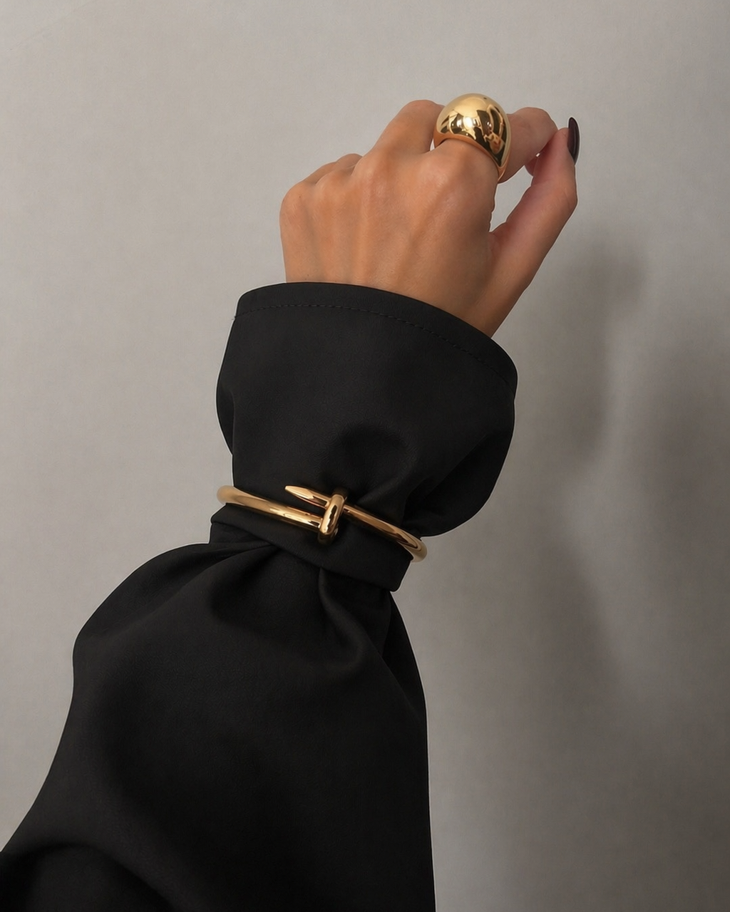 Pulseira aro dourado com fecho em prego e detalhe com ranhuras, dourada