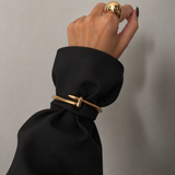 Pulseira aro dourado com fecho em prego e detalhe com ranhuras, dourada