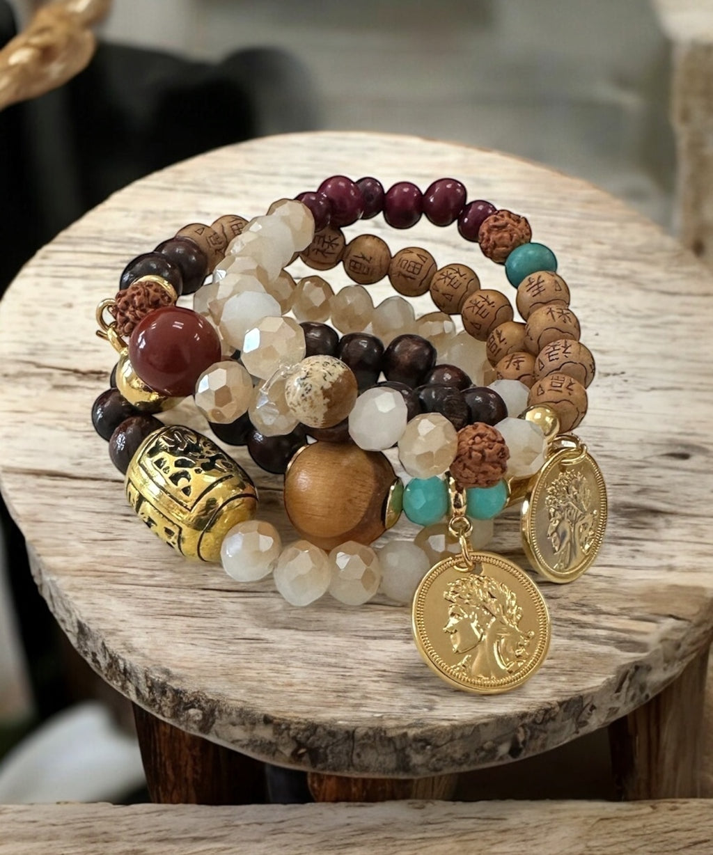 Conjunto de pulseiras de contas com pingentes dourados e moedas, tons marrom e vinho