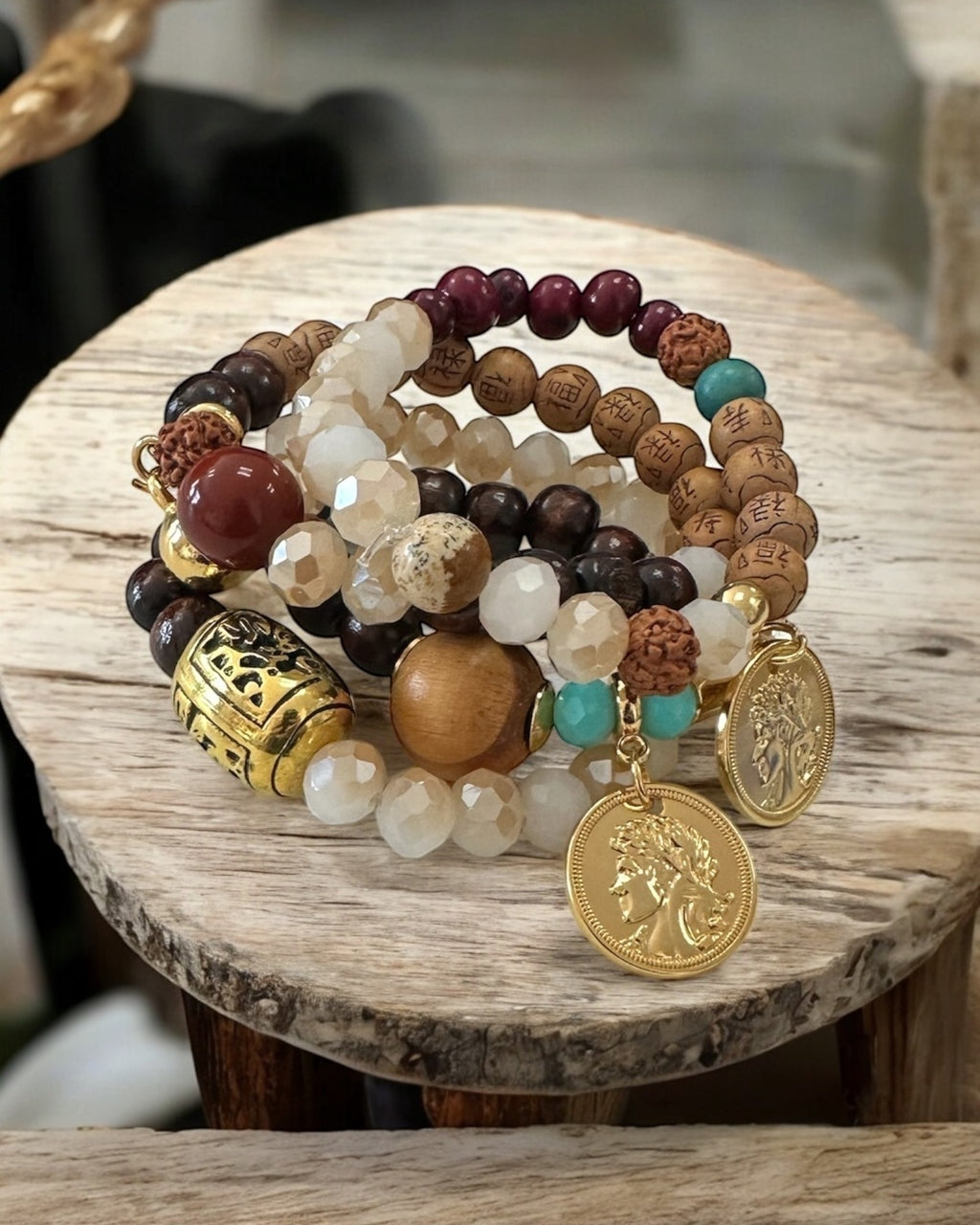 Conjunto de pulseiras de contas com pingentes dourados e moedas, tons marrom e vinho