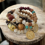 Conjunto de pulseiras de contas com pingentes dourados e moedas, tons marrom e vinho