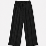 Calça ampla preta com risca vertical, cós elástico e cordão