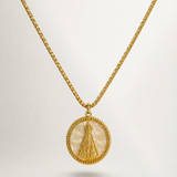 Colar dourado Maria Madre mini com corrente fina e pingente redondo trabalhado