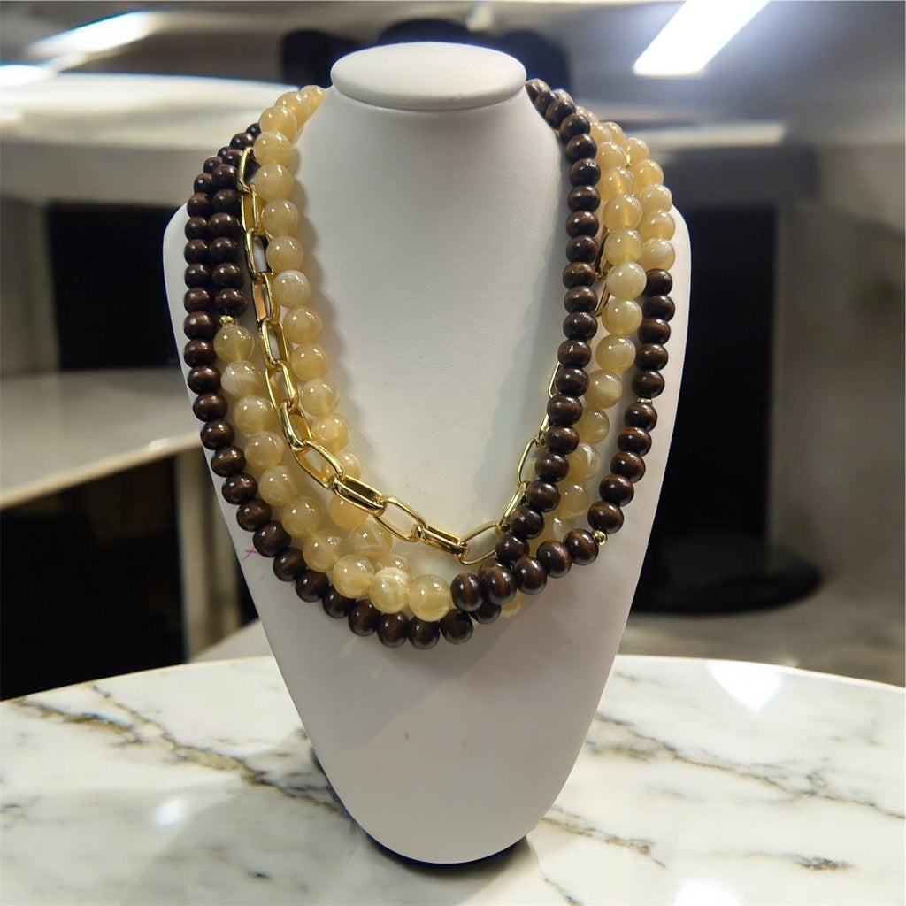Colar maxi com contas marrom e bege, várias voltas e fecho dourado