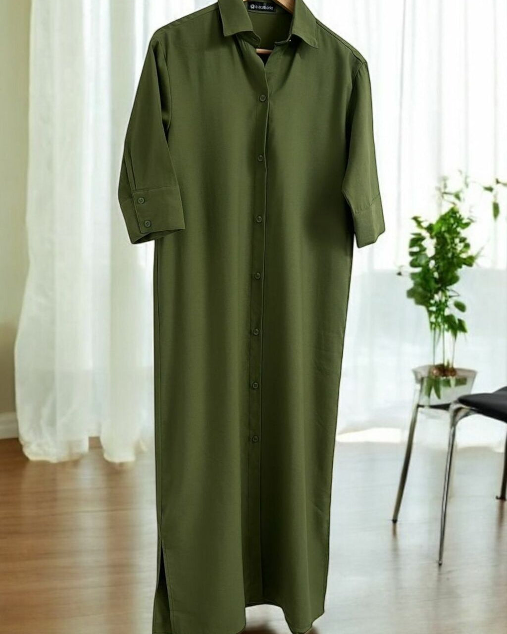 Vestido-camisa verde oliva longo com botões frontais, colar e manga curta