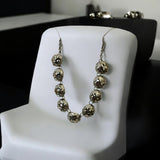 Colar Jamile dourado com contas redondas, estilo gola, em suporte branco