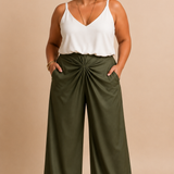 Calça Carol verde militar de pernas largas, cós franzido e dobra frontal na cintura.