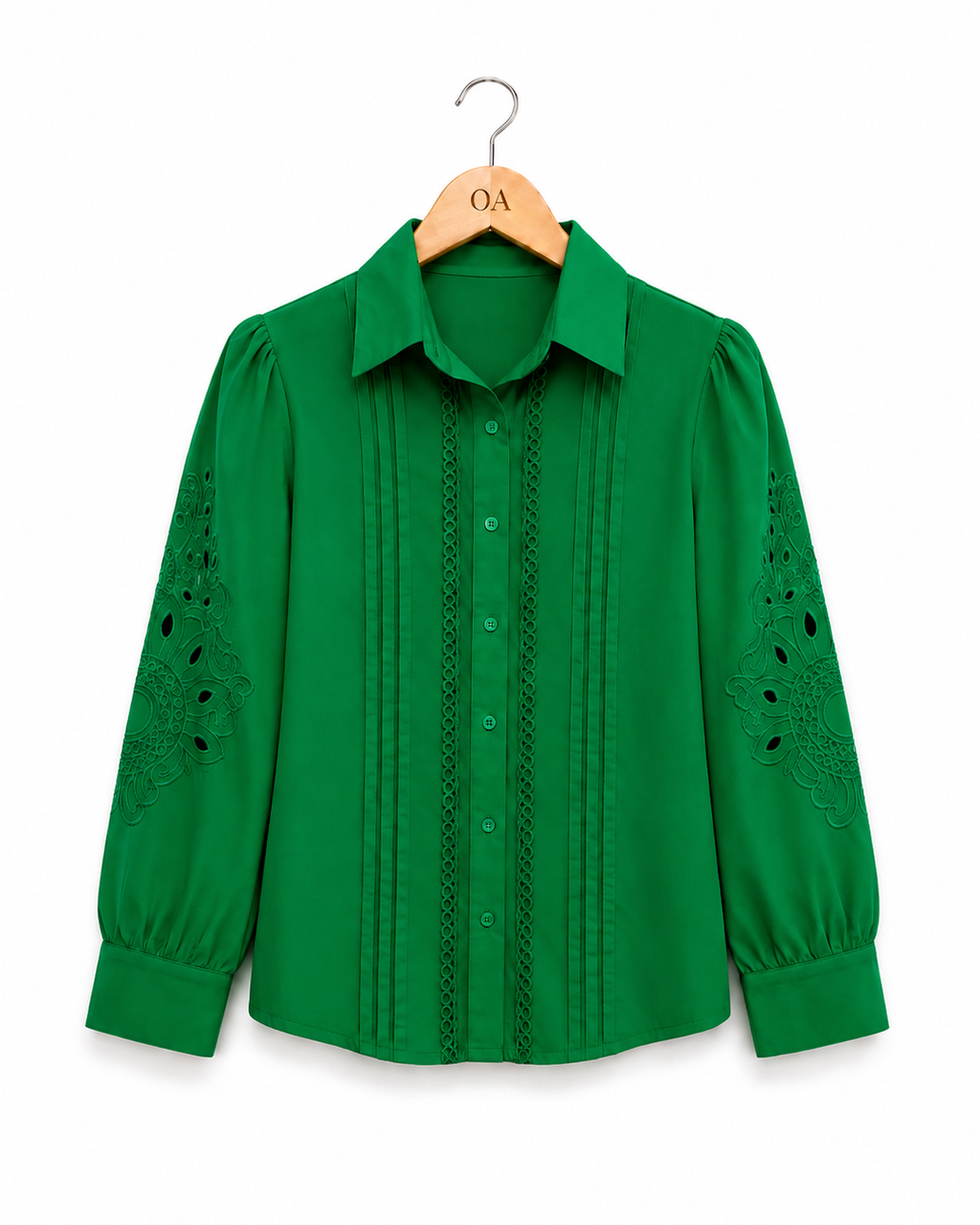 Camisa verde com botões frontais, gola clássica e faixa bordada vertical na frente