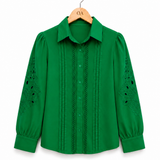 Camisa verde com botões frontais, gola clássica e faixa bordada vertical na frente