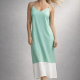 Vestido midi de alças finas com decote V e faixa branca na barra, verde