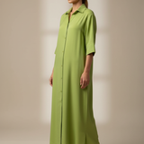 Camisa Majo longa verde, gola aberta e botões, mangas 3/4