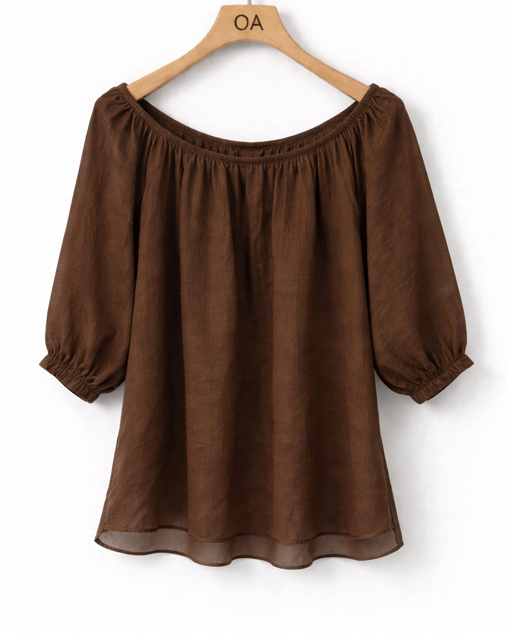 Blusa ombro a ombro marrom, franzidos na gola e mangas bufantes, modelagem solta