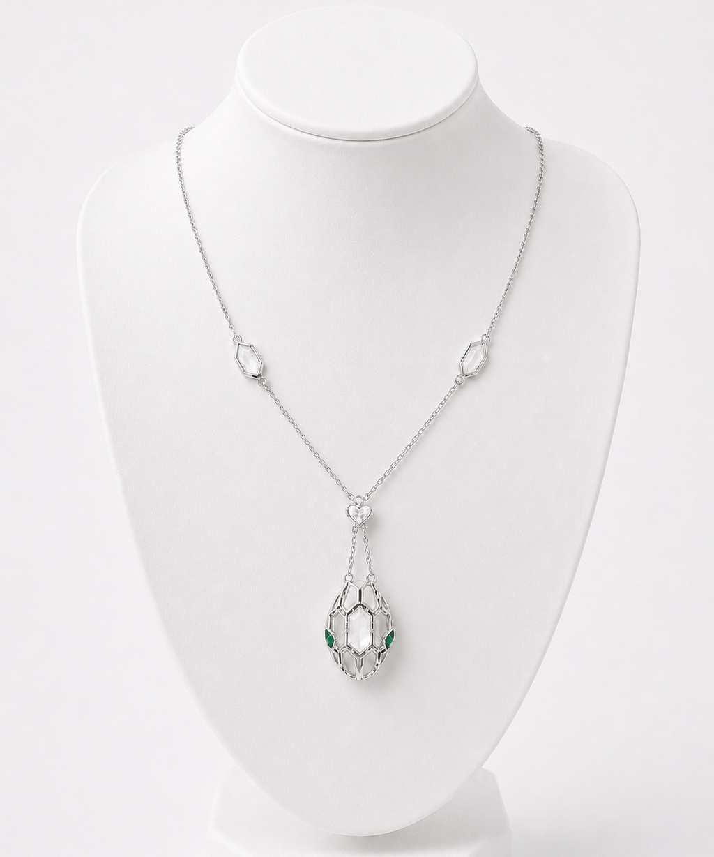 Colar de corrente prateada com pingente de serpente e detalhe verde
