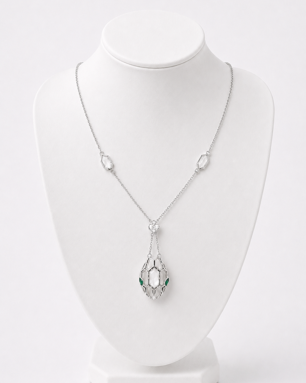 Colar de corrente prateada com pingente de serpente e detalhe verde