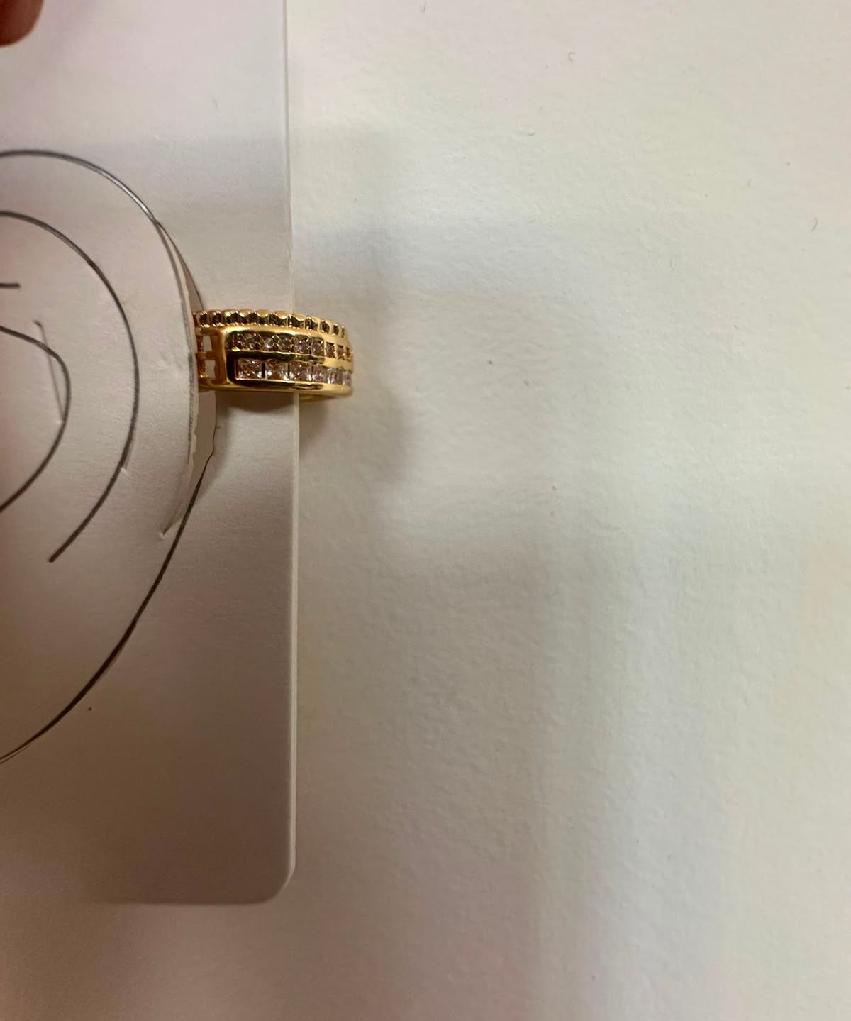 Piercing auricular dourado em aro com fileira de pedras retangulares