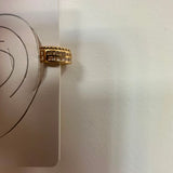 Piercing auricular dourado em aro com fileira de pedras retangulares