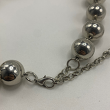 Colar prateado com contas esféricas e corrente com argola no fecho