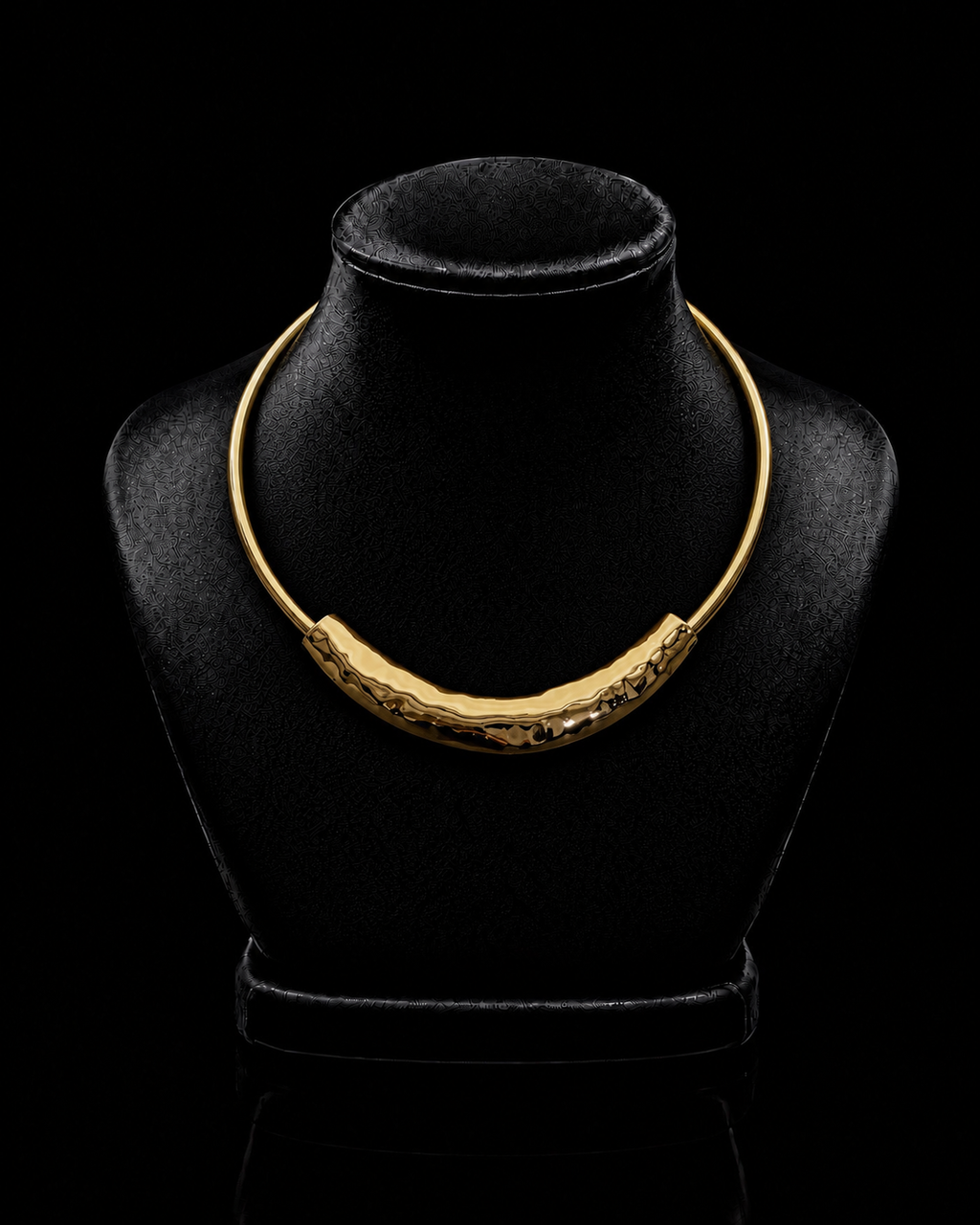 Colar cometa dourado com acabamento ondulado, exposto no busto