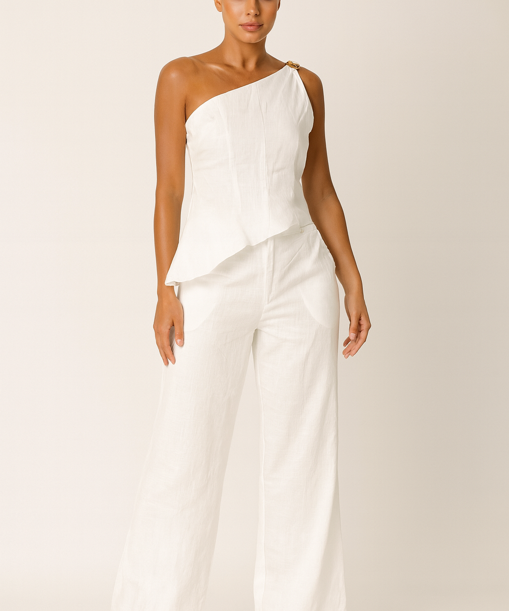 Conjunto branco com top assimétrico de um ombro e calça pantalona de cintura alta