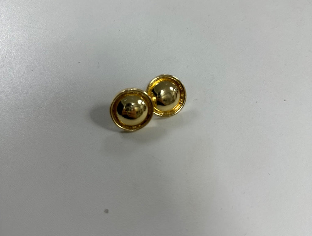 Par de brincos dourados Luma com duas esferas separadas, formato circular