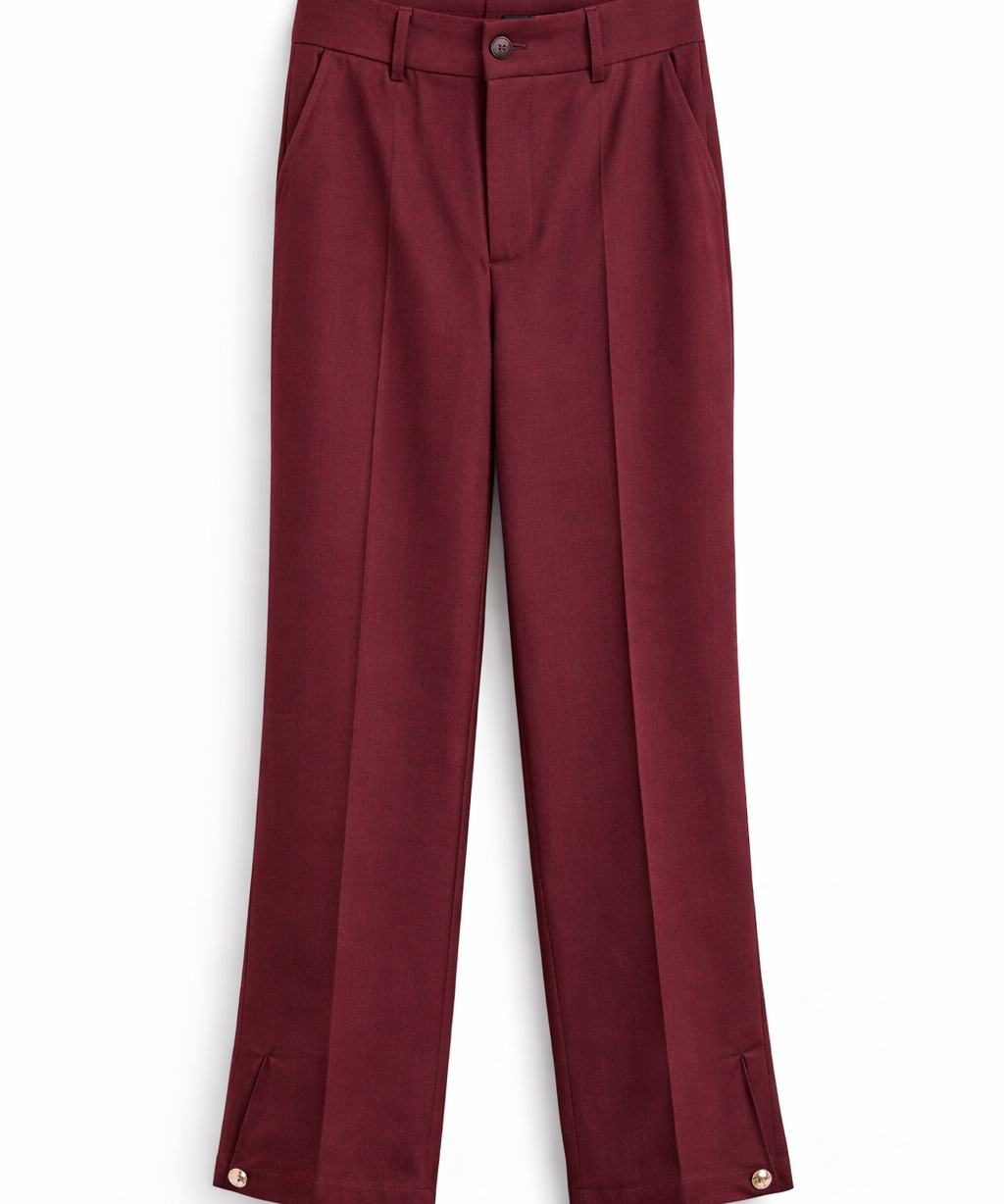 Calça capri vinho com cintura ajustável, passantes e botão frontal