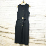 Vestido midi preto sem mangas com bolsos frontais e botão central