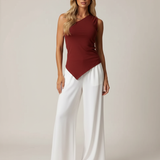 Blusa vinho sem mangas com recorte frontal diagonal e barra irregular