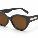 Óculos com armação preta fosca e lentes marrons, formato gatinho