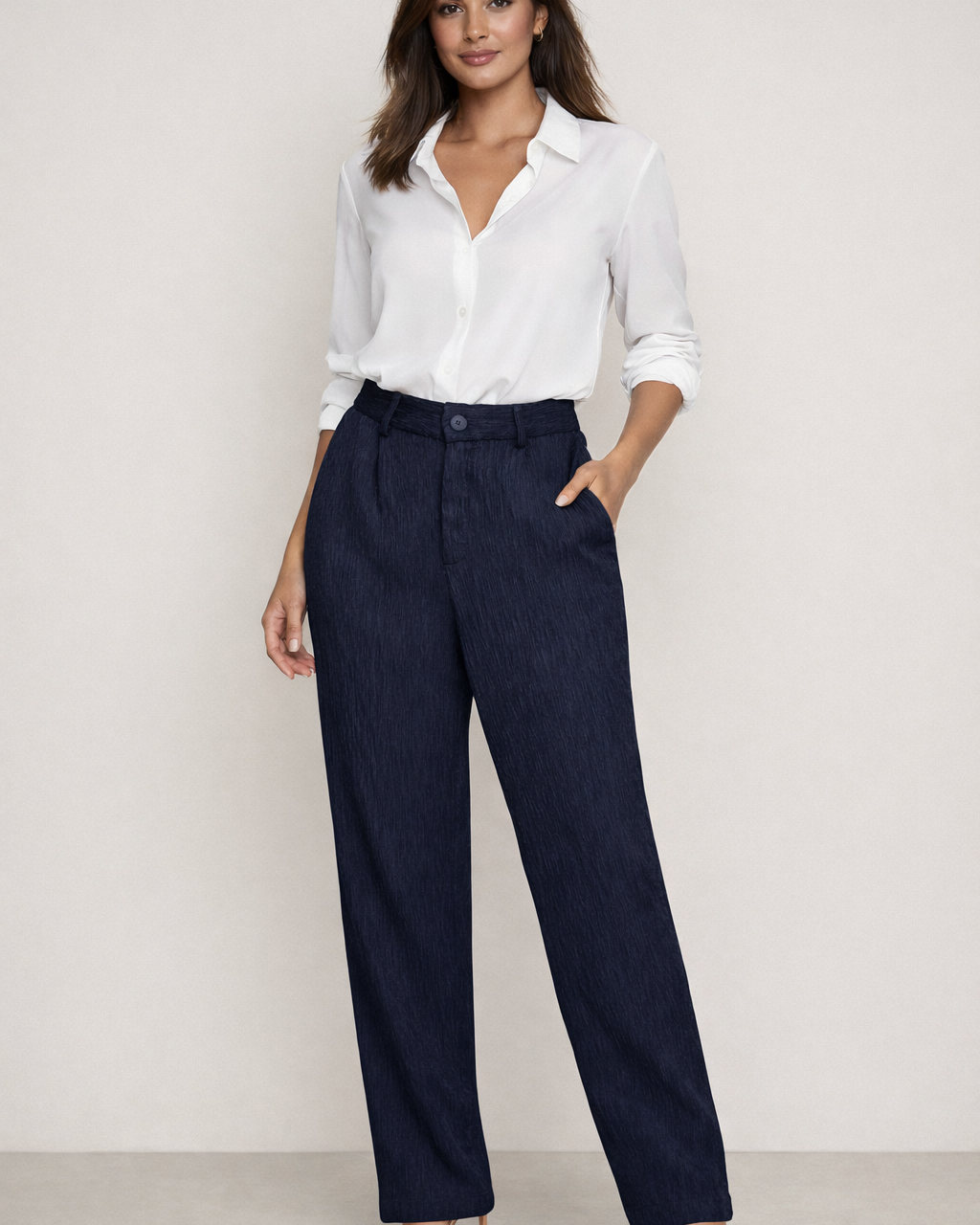 Calça azul-marinho de cintura alta, perna reta, bolsos frontais