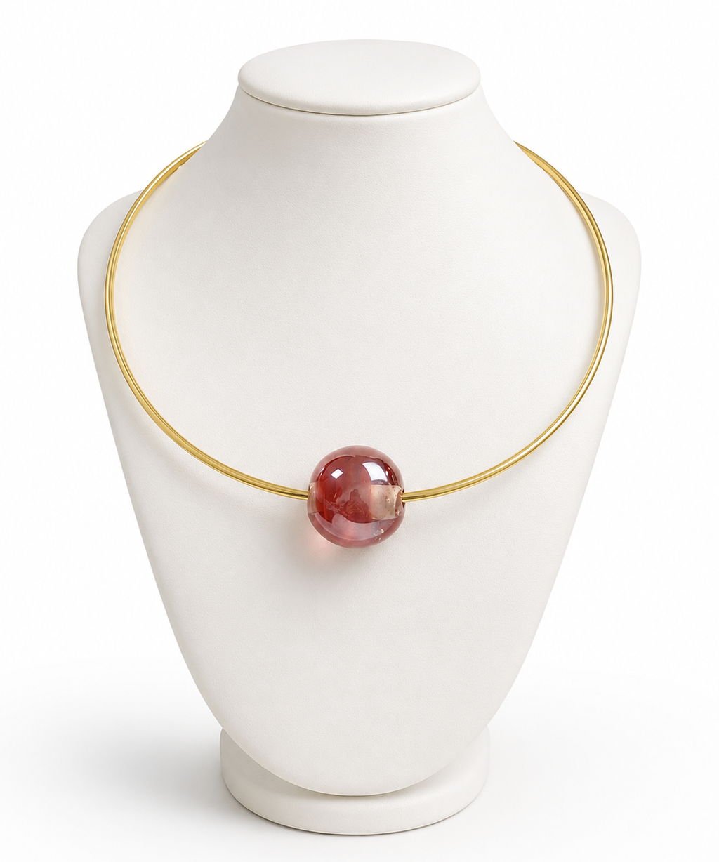 Colar com corrente dourada e pingente oval vermelho em resina