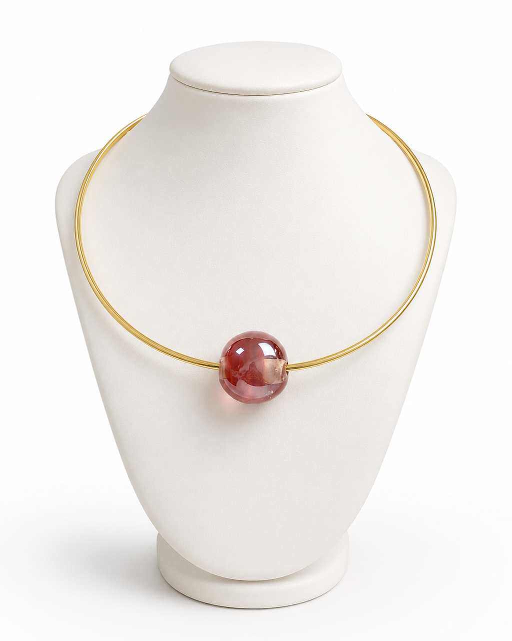 Colar com fio dourado e pingente esférico vermelho translúcido