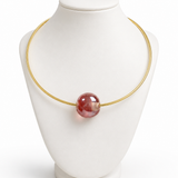 Colar com fio dourado e pingente esférico vermelho translúcido